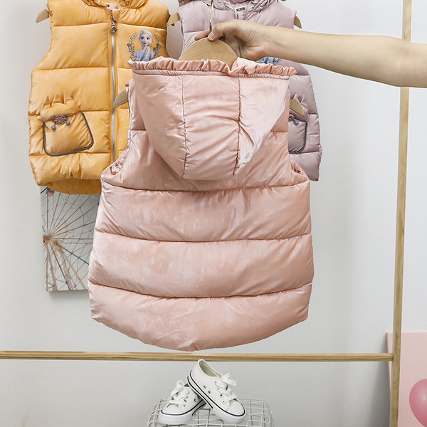 Moodne taskute ja kapuutsiga lastevest