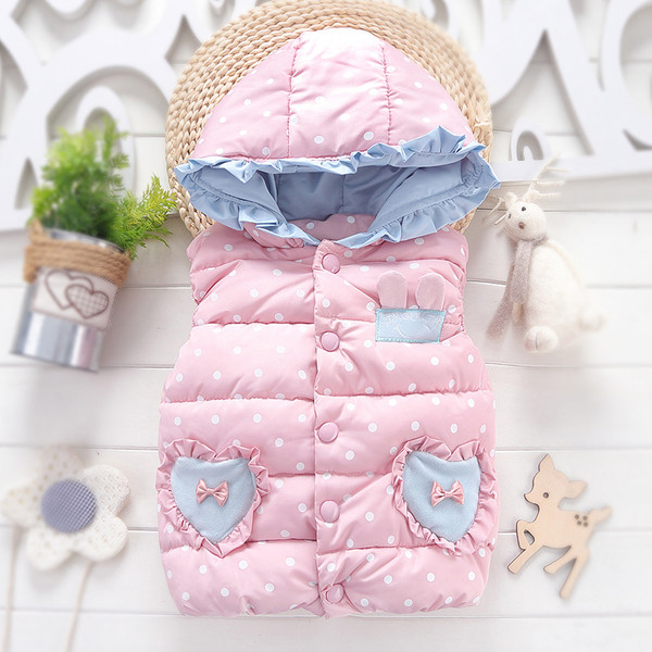 Laste kaasaegne vest kapuutsi ja nööpidega