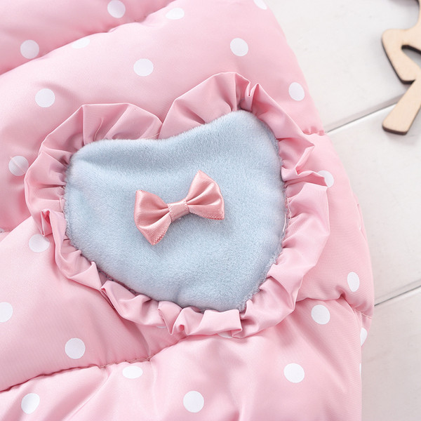 Laste kaasaegne vest kapuutsi ja nööpidega