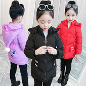 Laste talvejope tüdrukutele, millel on värviline aplikatsioon seljal