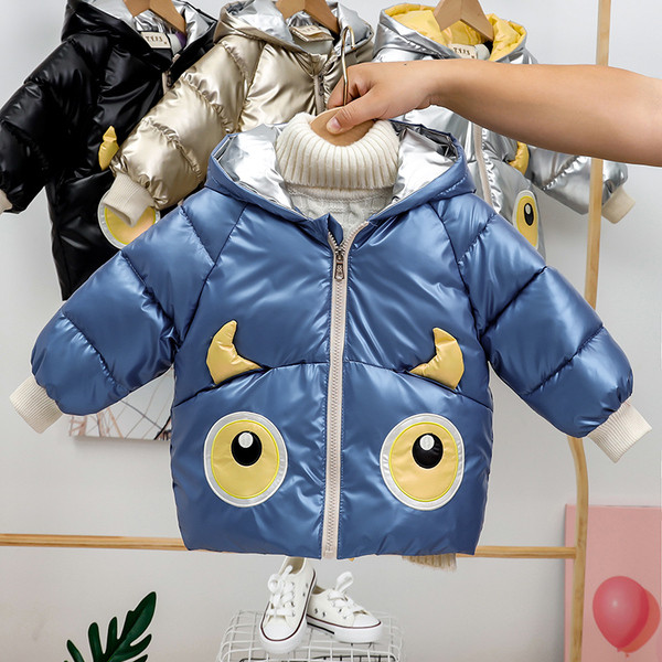 Laste moodne kapuutsiga ja aplikatsiooniga jope poistele