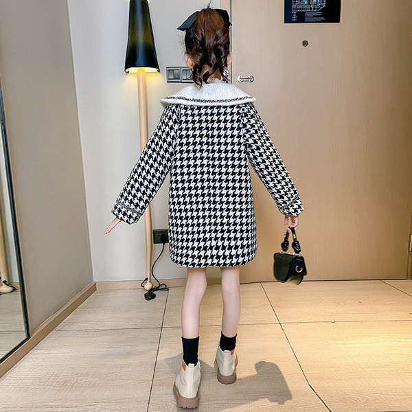 Must-valge nööpidega lastemantel tüdrukutele