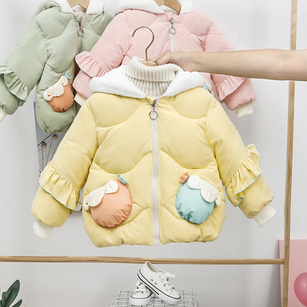 Moodne sulekapuutsiga talvine laste jope