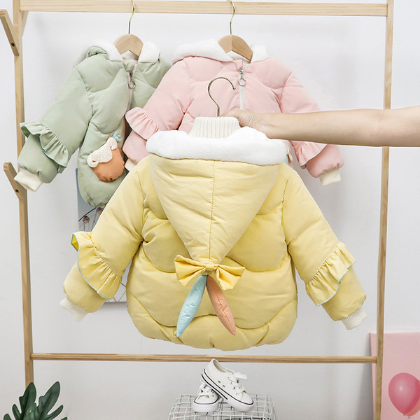 Moodne sulekapuutsiga talvine laste jope