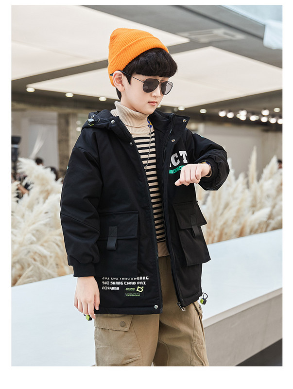 Kapuutsiga ja pealdisega laste jope poistele