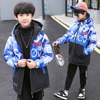 Kapuutsiga ja kirjadega laste talvejope poistele