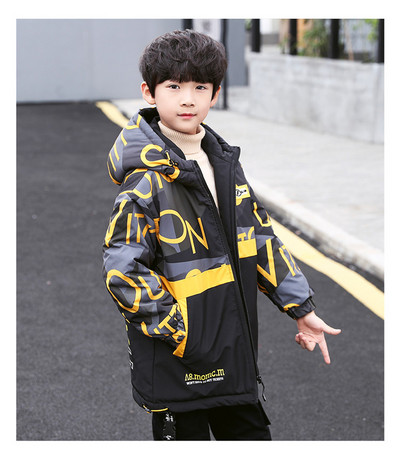 Kapuutsiga ja kirjadega laste talvejope poistele