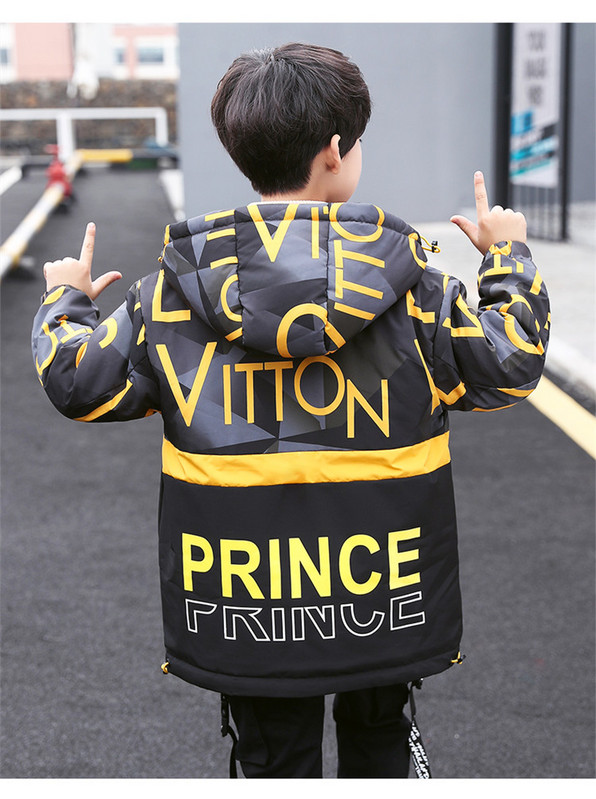 Kapuutsiga ja kirjadega laste talvejope poistele