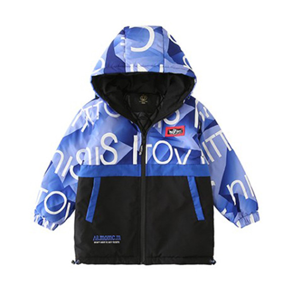 Kapuutsiga ja kirjadega laste talvejope poistele