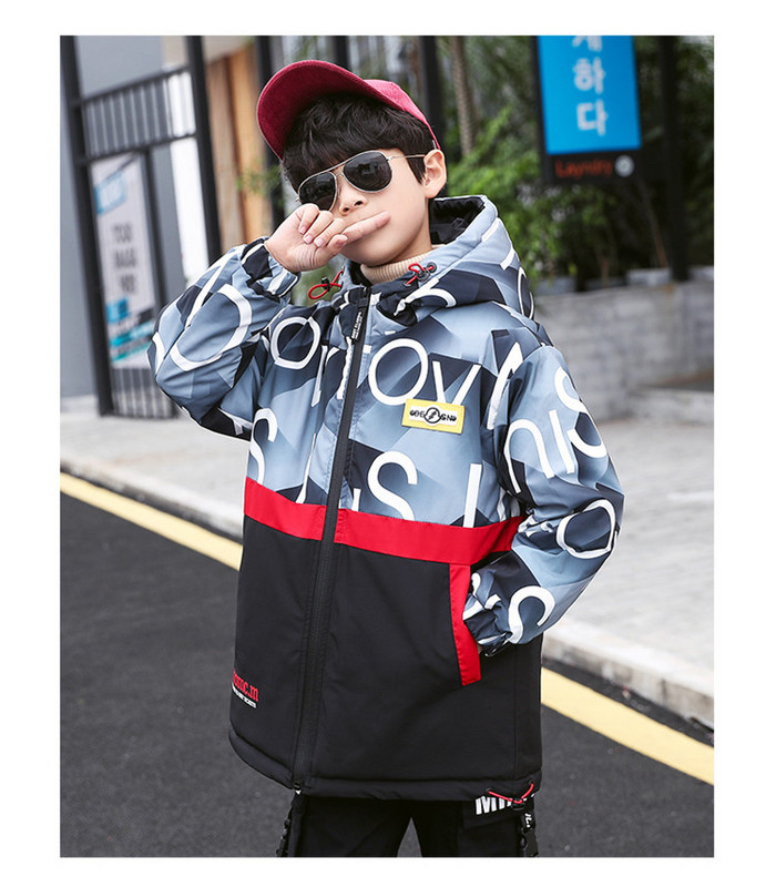 Kapuutsiga ja kirjadega laste talvejope poistele