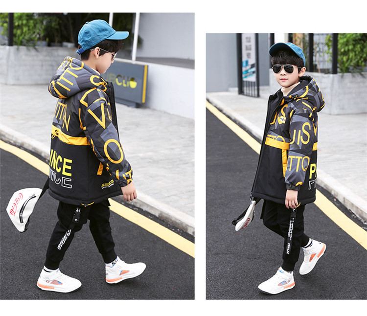 Kapuutsiga ja kirjadega laste talvejope poistele