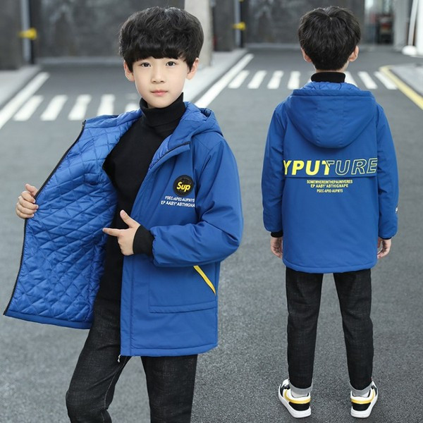 Laste jope poistele kirjade ja kapuutsiga