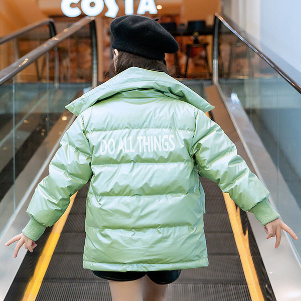 Taskutega läikiva efektiga talvejope tüdrukutele