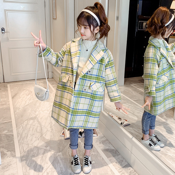 Dječji karirani kaput s gumbima i ovratnikom