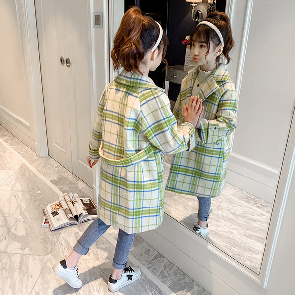 Dječji karirani kaput s gumbima i ovratnikom