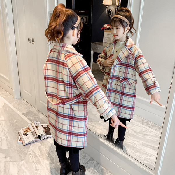 Dječji karirani kaput s gumbima i ovratnikom