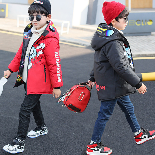 Bērnu jaka zēniem ar rāvējslēdzēju un aplikāciju