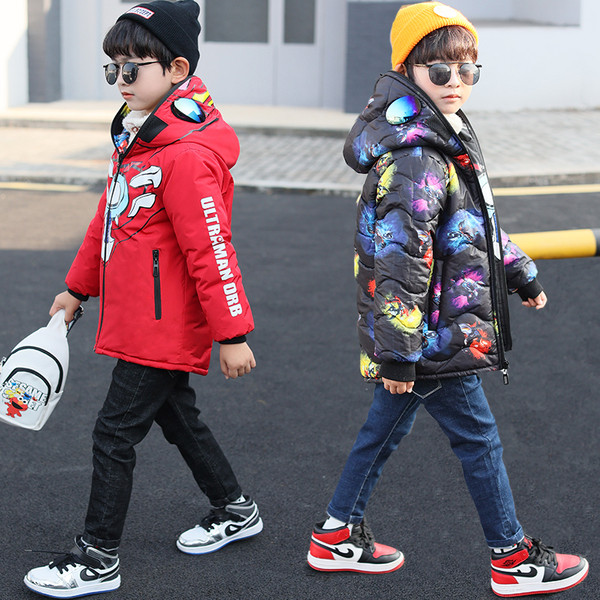 Bērnu jaka zēniem ar rāvējslēdzēju un aplikāciju