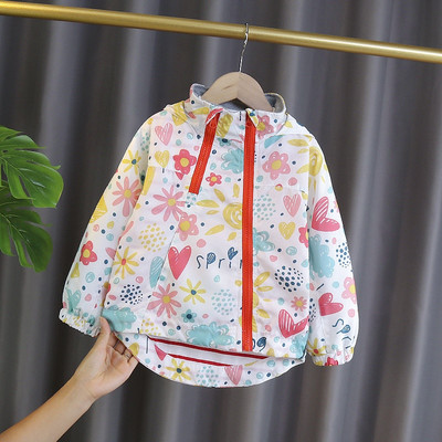 Moodne aplikatsiooniga laste jope - asümmeetriline mudel