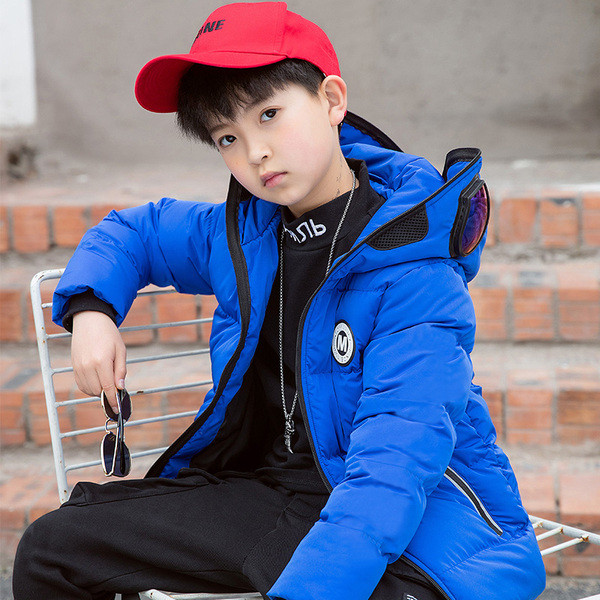 Kapuutsi ja taskutega laste talvejope poistele