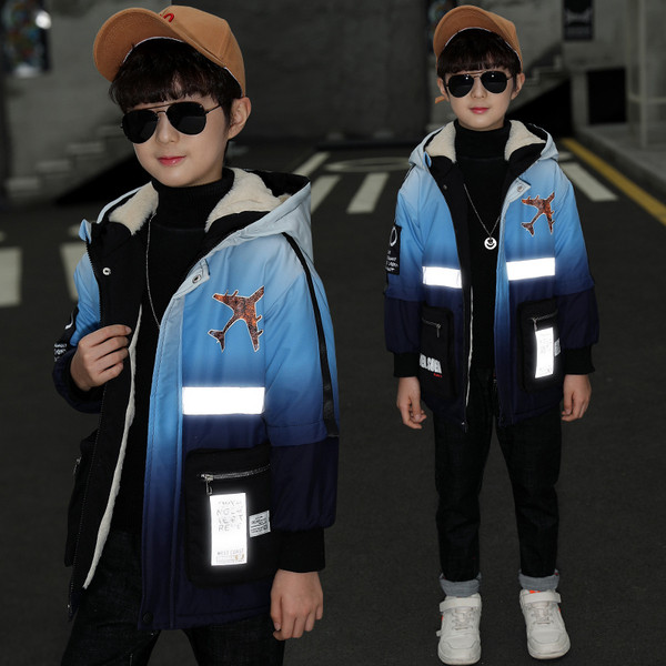 Dječja jakna za dječake s natpisom na leđima i kapuljačom - mekana postava