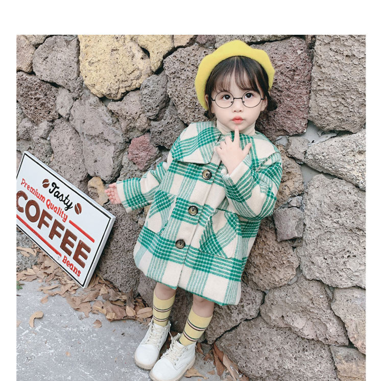 Taskute ja nööpidega ruuduline lastemantel tüdrukutele