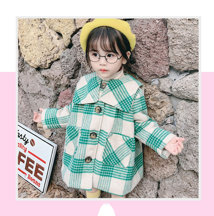 Taskute ja nööpidega ruuduline lastemantel tüdrukutele