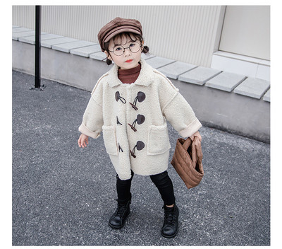 Praegune taskute ja nööpidega lastemantel tüdrukutele