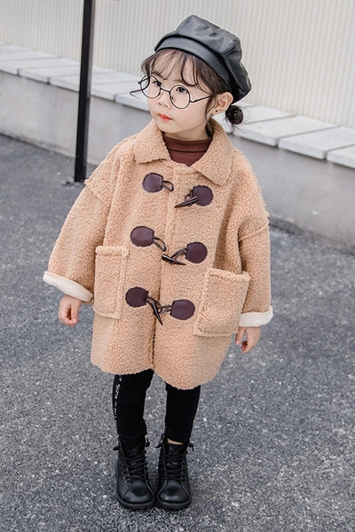 Praegune taskute ja nööpidega lastemantel tüdrukutele