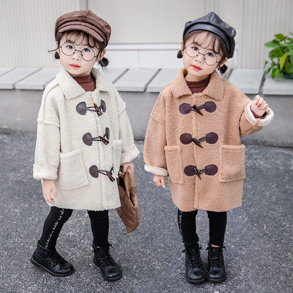 Praegune taskute ja nööpidega lastemantel tüdrukutele