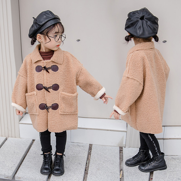 Praegune taskute ja nööpidega lastemantel tüdrukutele