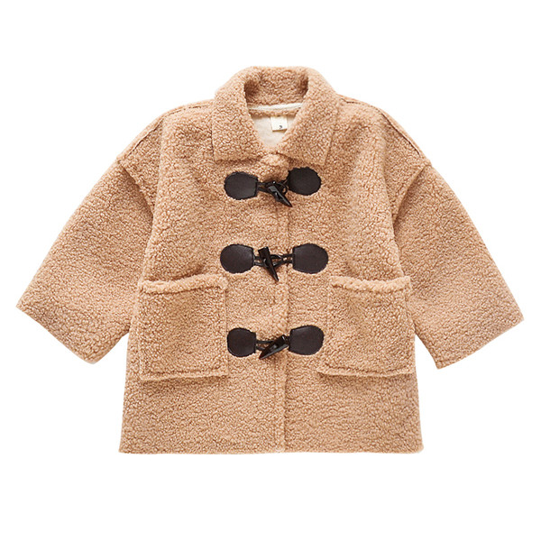 Praegune taskute ja nööpidega lastemantel tüdrukutele