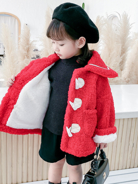 Nööpide ja taskutega kohev lastemantel