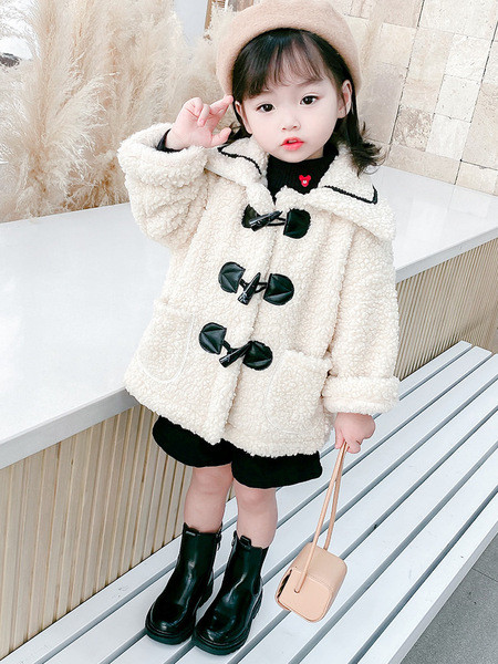 Nööpide ja taskutega kohev lastemantel