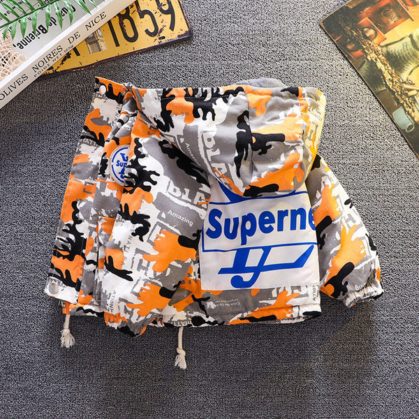 Dječja jakna u boji za dječake sa kapuljačom i natpisom