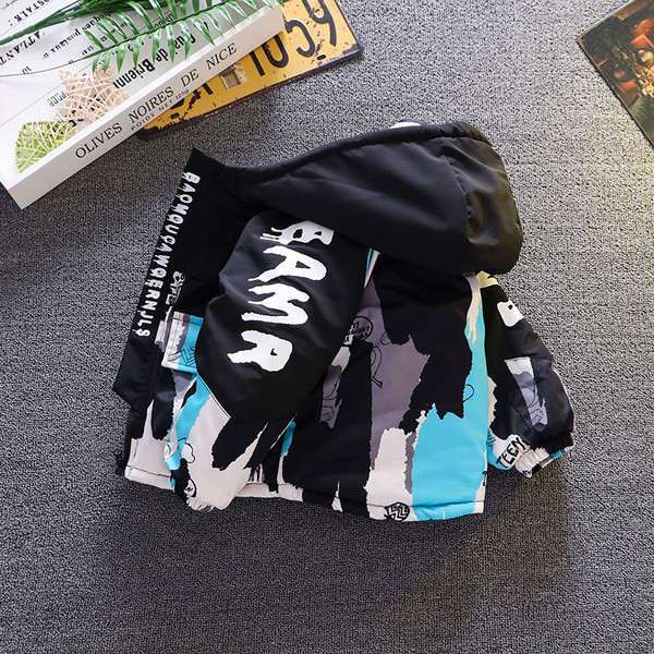 Πολύχρωμο παιδικό μπουφάν για αγόρια με κουκούλα και επιγραφή