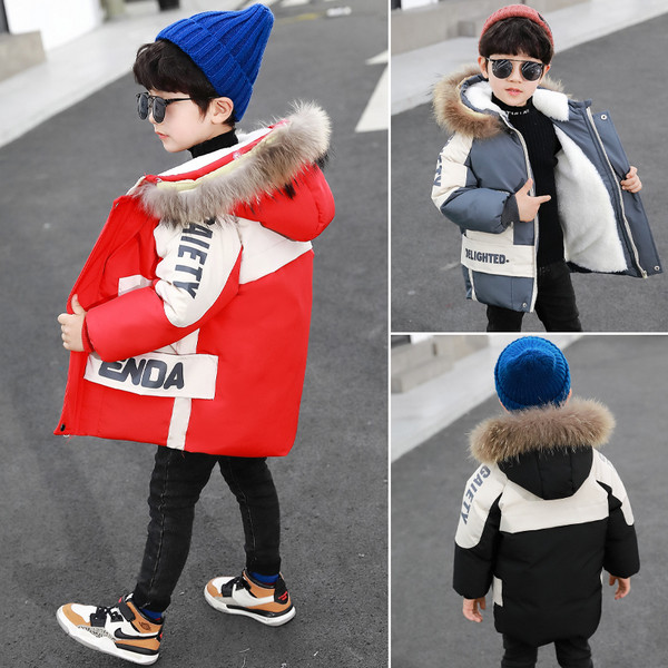 Uut mudelit aplikatsiooniga ja udusulega kapuutsiga laste jope poistele