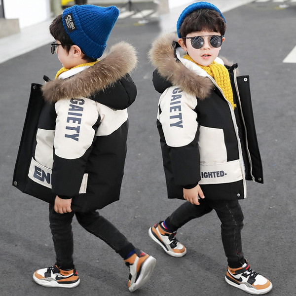 Uut mudelit aplikatsiooniga ja udusulega kapuutsiga laste jope poistele