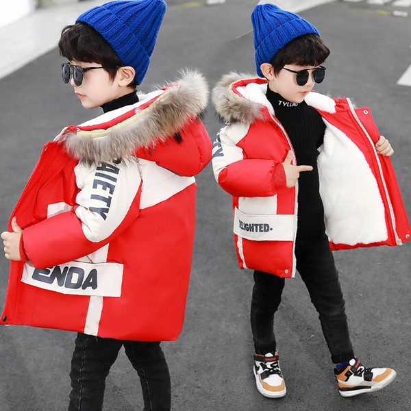 Uut mudelit aplikatsiooniga ja udusulega kapuutsiga laste jope poistele