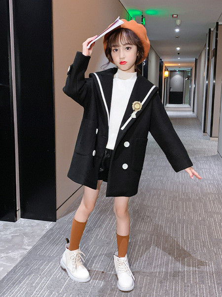 Vuneni dječji kaput crne boje na gumbe