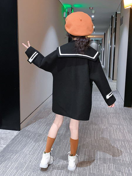 Vuneni dječji kaput crne boje na gumbe