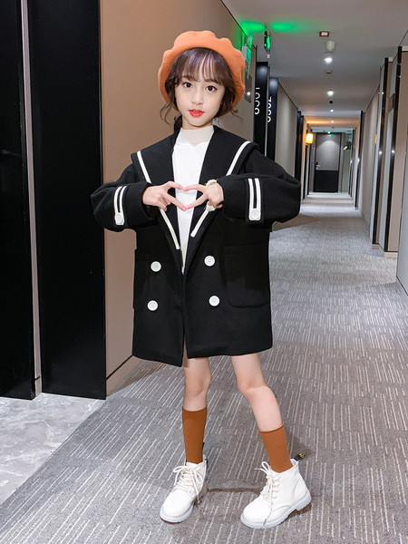 Vuneni dječji kaput crne boje na gumbe