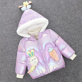 Moodne laste talvejope, mille kapuutsil on plüüselement