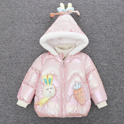 Moodne laste talvejope, mille kapuutsil on plüüselement