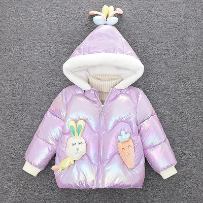 Moodne laste talvejope, mille kapuutsil on plüüselement