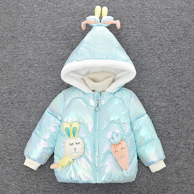 Moodne laste talvejope, mille kapuutsil on plüüselement