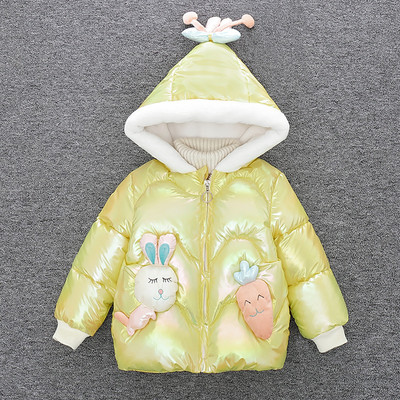 Moodne laste talvejope, mille kapuutsil on plüüselement