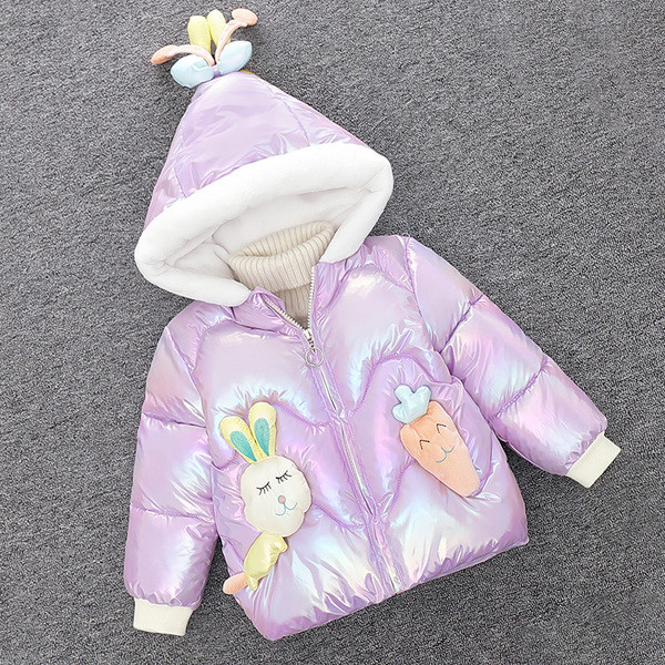 Moodne laste talvejope, mille kapuutsil on plüüselement