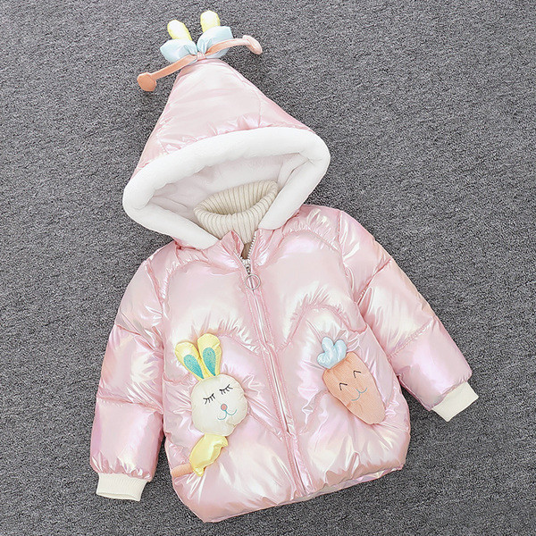 Moodne laste talvejope, mille kapuutsil on plüüselement