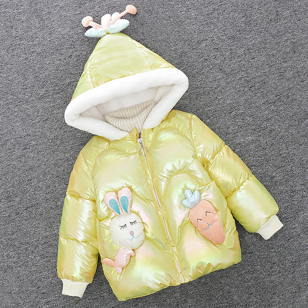 Moodne laste talvejope, mille kapuutsil on plüüselement